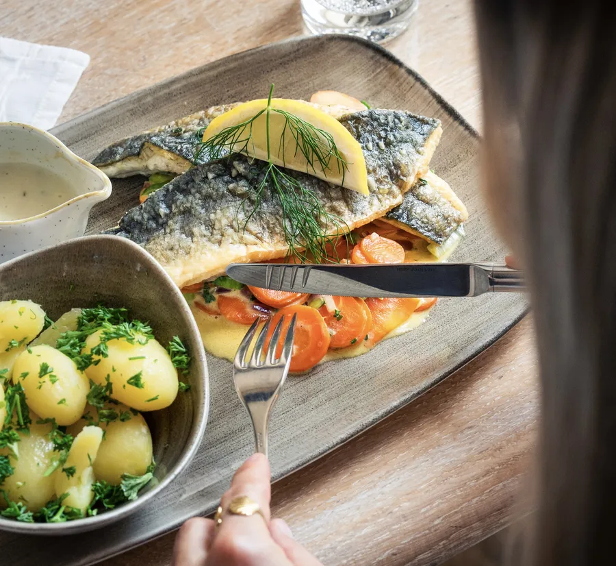 Gebratener Wolfsbarsch mit Salzkartoffeln &ndash; Fisch- und Meereswochen im Wardenburger Hof