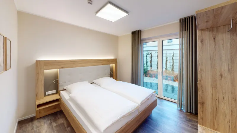 Schlafzimmer mit Doppelbett im Apartment des Wardenburger Hofs