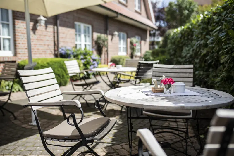 Biergarten mit Sonnenschirmen im Wardenburger Hof