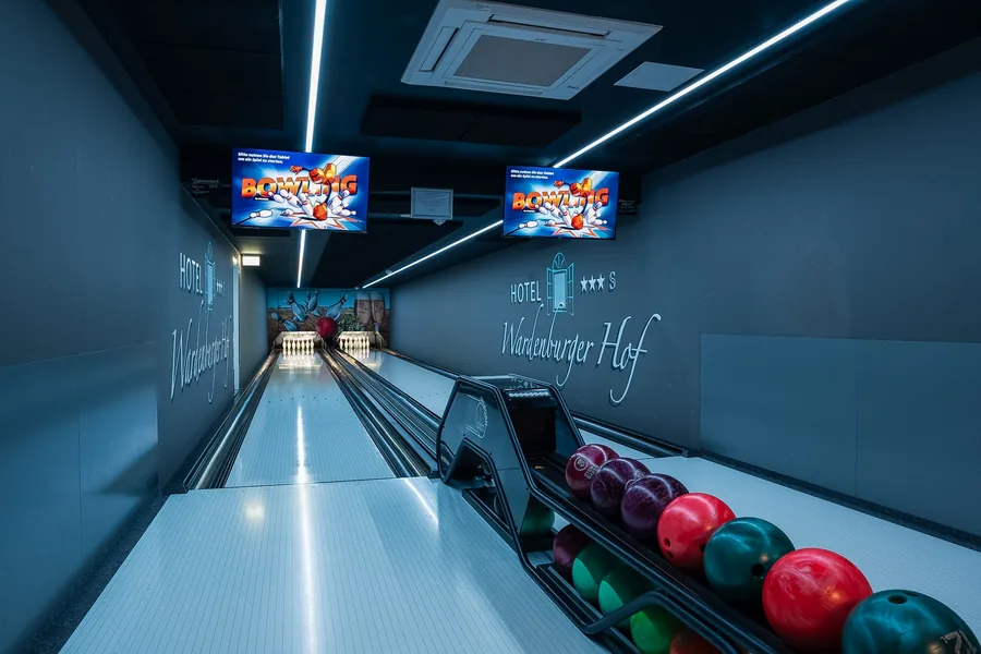 Bowlingbahn mit Kugelreihe und Wardenburger-Hof-Schriftzug an der Wand