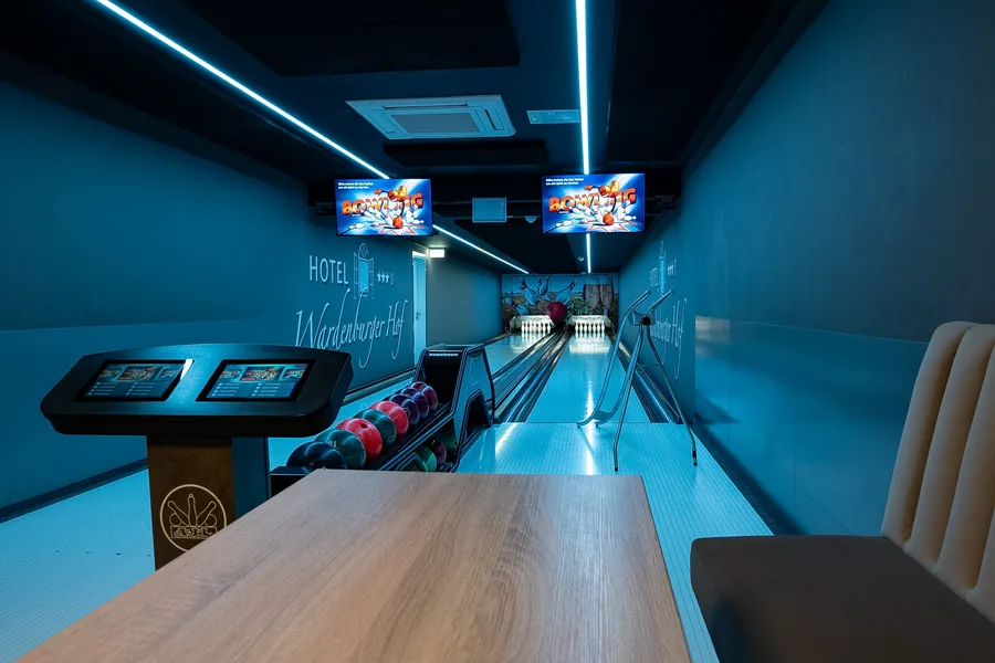 Bowlingbahn mit Sitzplatz und blauer Neonbeleuchtung im Wardenburger Hof