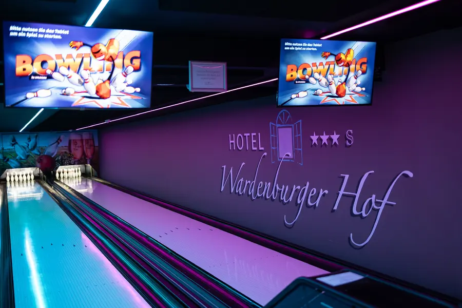 Moderne Doppel-Bowlingbahn mit Neonbeleuchtung im Wardenburger Hof