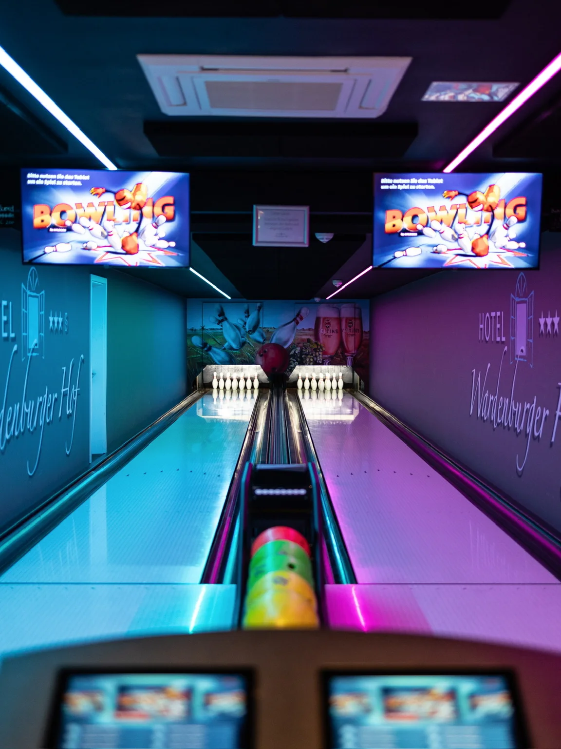 Doppel-Bowlingbahn mit Neonbeleuchtung im Wardenburger Hof