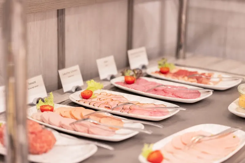 Fr&uuml;hst&uuml;cksbuffet mit frischen Bio-Br&ouml;tchen im Wardenburger Hof