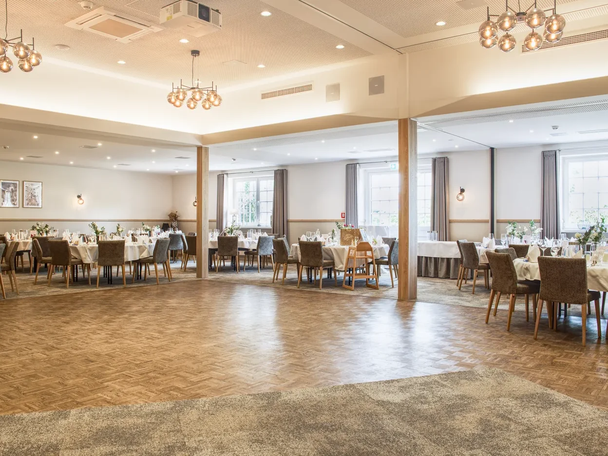 Festsaal mit Tanzfl&auml;che, festlich eingedeckt f&uuml;r eine Hochzeit im Wardenburger Hof