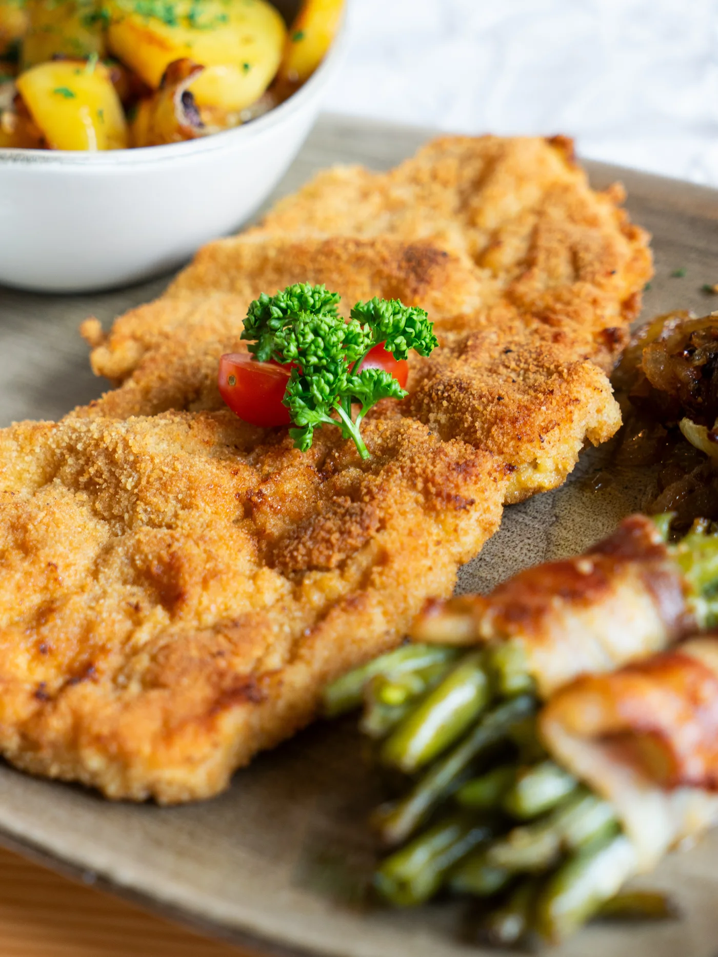 Knuspriges Schnitzel mit Bratkartoffeln und Speckbohnen im Wardenburger Hof