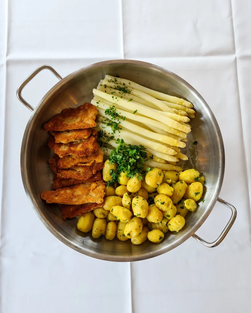 Spargelpfanne mit wei&szlig;em Spargel, Schnitzeln und Petersilienkartoffeln