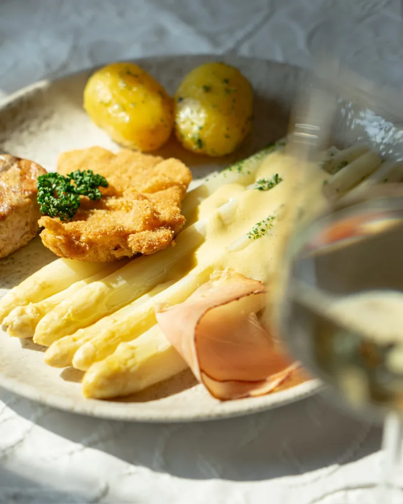 Spargelteller mit Sauce Hollandaise im Wardenburger Hof