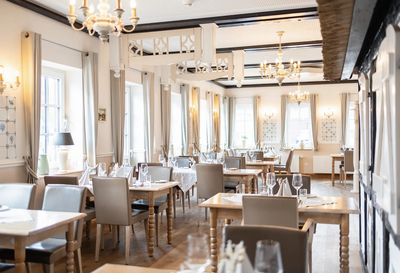 Helle Stube mit eingedeckten Tischen im Sylter Stil im Wardenburger Hof