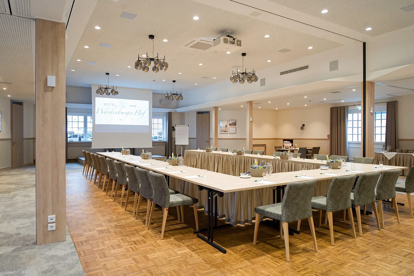 Große U-Form-Tafel auf Parkett im Festsaal des Wardenburger Hofs