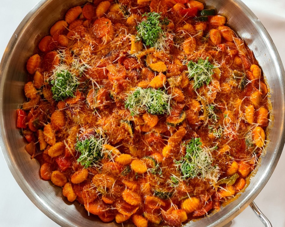 Vegetarische Gnocchipfanne mit mediterranem Gemüse, Cherrytomaten und Parmesan
