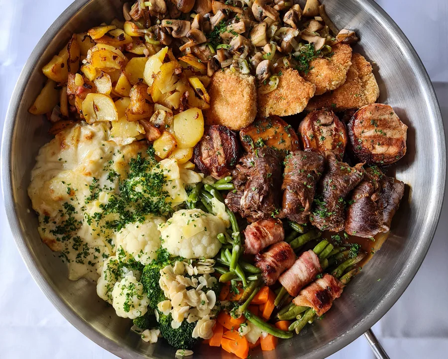 Wardenburger-Hof-Pfanne mit Fleisch, Kartoffeln und Gemüse in der Servierpfanne