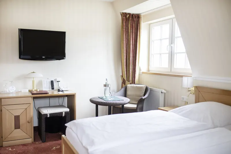Helles Hotelzimmer mit Massivholzm&ouml;beln im Wardenburger Hof