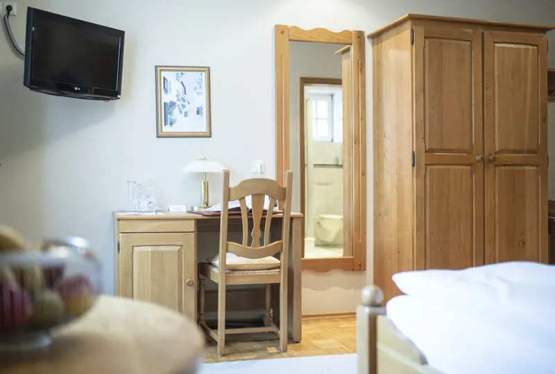 Einzelzimmer mit Schreibtisch im Wardenburger Hof